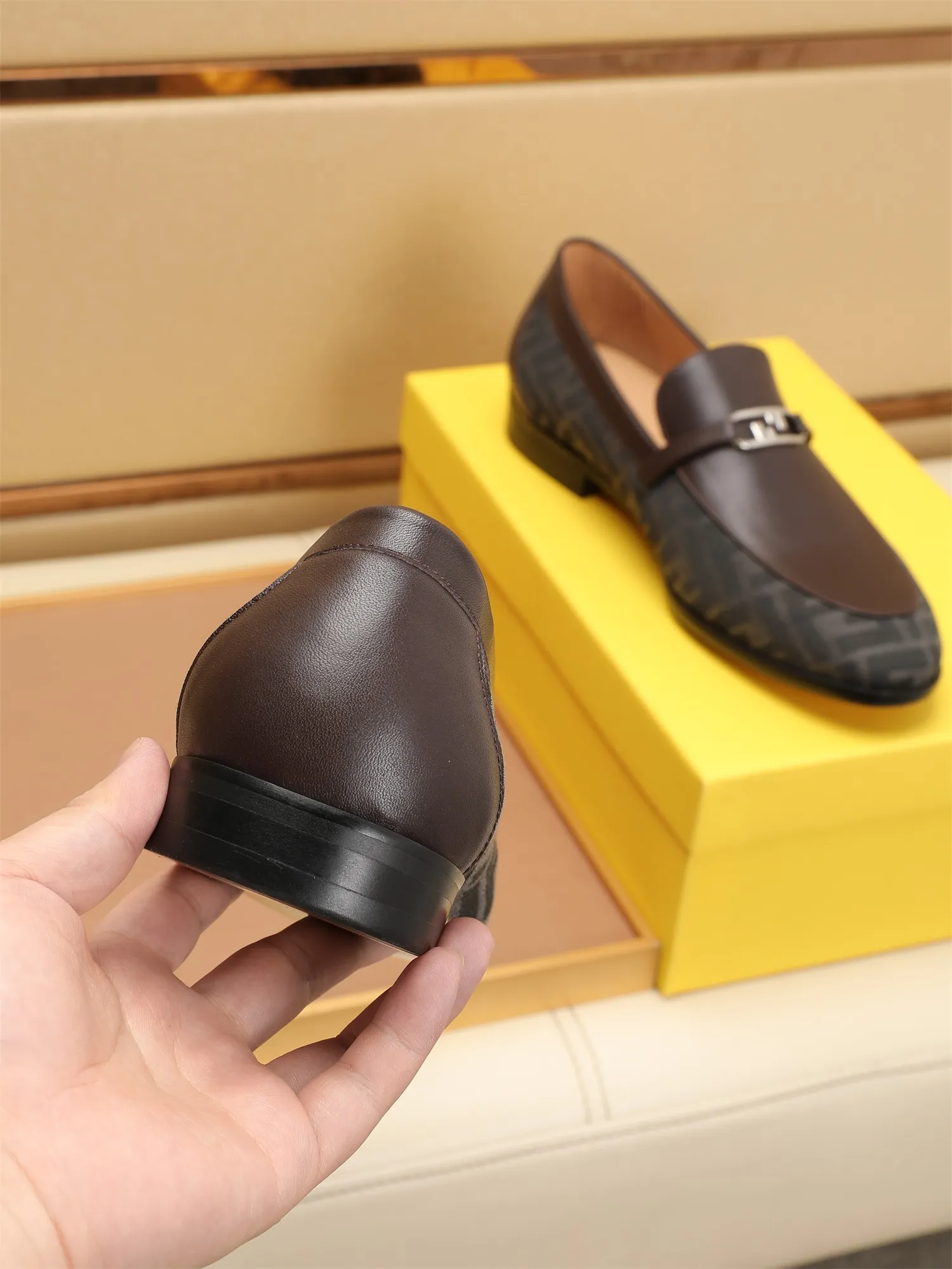 Men's shoes💰460 🕷🕷【FENDI】The latest men's formal leather shoes🇨🇳Classic series not to be missed💯The first layer is made of imported first-layer cowhide☘Original quality, the leather is smooth and delicate🎋Awesome version, perfect streamlined outline🍇Cowhide lining, size 38-44 (customized at 45.46)...